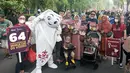 Maskot Piala Dunia 2022, La'eeb berfoto bersama dengan warga saat acara CFD (Car Free Day) di Surabaya, Sabtu (20/11/2022). (Dok. SCM)