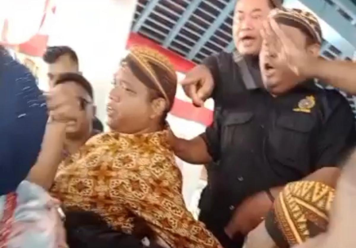 Kericuhan rangkaian tradisi Miyos (keluar) Gamelan Sekaten 2026. (merdeka.com/Arie Sunaryo).