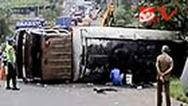 Truk Minyak Goreng Terguling di Tanjakan