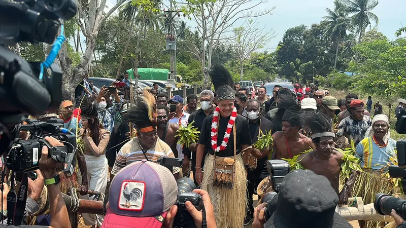 Calon presiden (capres) Ganjar Pranowo merasakan akses jalan yang rusak menuju Desa Waninggap Nanggo, Distrik Semangga, Merauke, Papua Selatan.