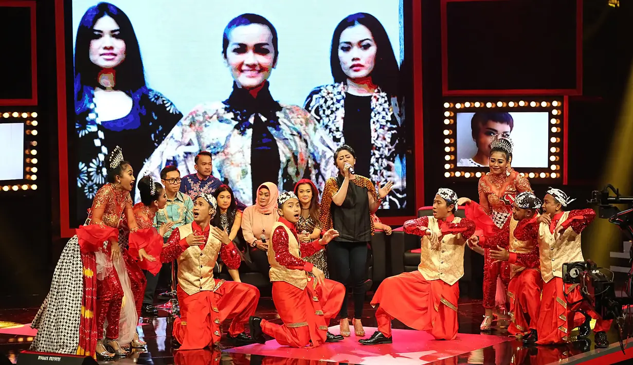 Di panggung acara galang dana, Dewi Perssik mempersembahkan lagu untuk Julia Perez dengan menembangkan lagu bertajuk ‘Aku Rapopo’ milik Jupe. (Bambang E. Ros/Bintang.com)