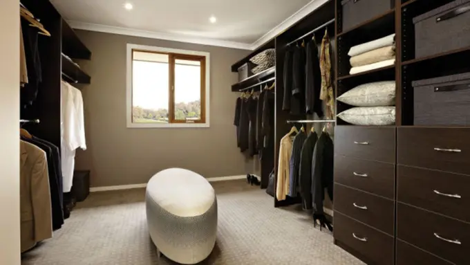 3 Pakaian Ini Wajib Ada di Lemari Pria