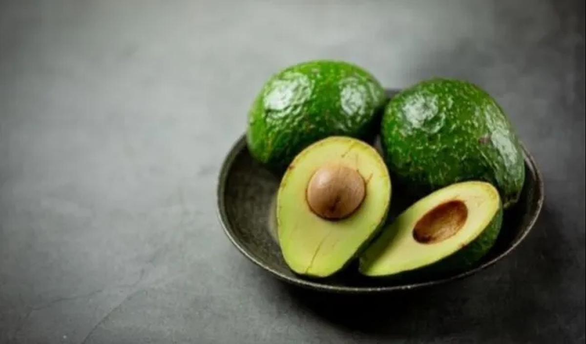 2.&nbsp;Alpukat: Kelembapan dan Vitamin E