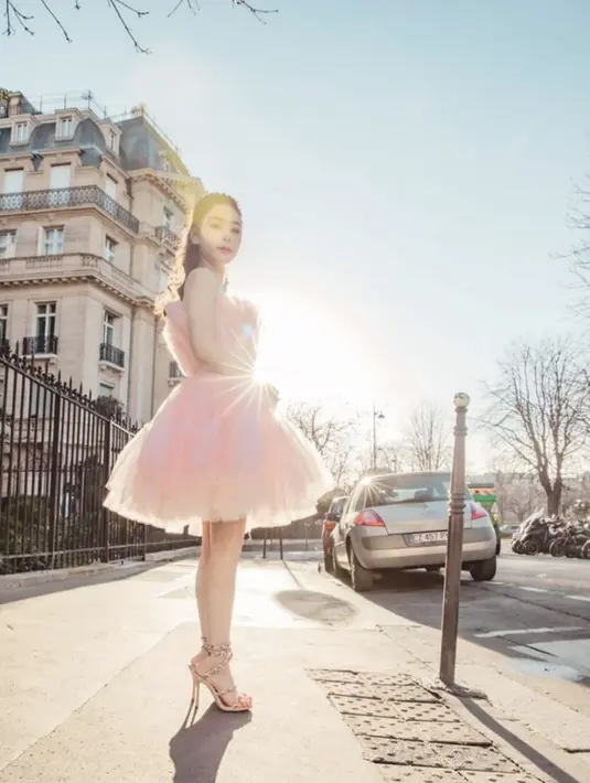 Gaya fashionnya selalu hadir dengan rancangan desainer ternama. [Foto: Instagram/ xxabbyc]