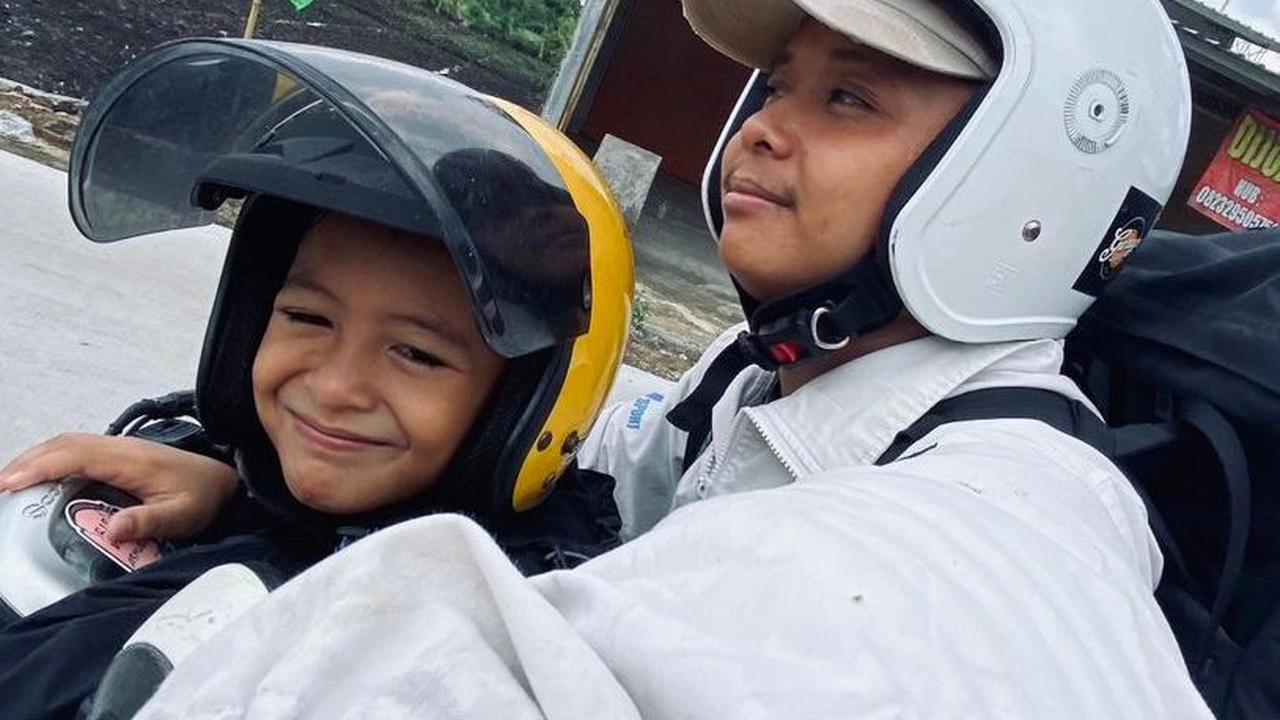 Pria ini mengabadikan setiap momen bersama adiknya. Dalam potret ini, ia dan adiknya baru akan berangkat menuju ke basecamp pendakian Gunung Andong.