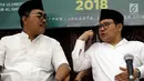 Ketum PKB Muhaimin Iskandar (kanan) berbincang dengan Ketua Panitia Hari Santri Nasional 2018 Jazilul Fawaid saat launching Musabaqoh Kitab Kuning di Jakarta, Minggu (14/10). Launching tersebut dalam rangka memperingati HSN 2018. (Liputan6.com/JohanTallo)