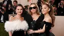 Reuni manis terjadi di karpet merah Golden Globe Awards 2026 saat Selena Gomez dan Miley Cyrus tampil berdampingan dengan aura bintang yang sama-sama kuat. [Dok/mileyssavage].