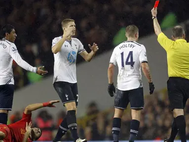 Jonathan Moss mengeluarkan kartu merah terhadap gelandang Brasil Paulinho karena  melakukan pelanggaran terhadap striker Liverpool Luis Suarez (AFP/Ian Kington)