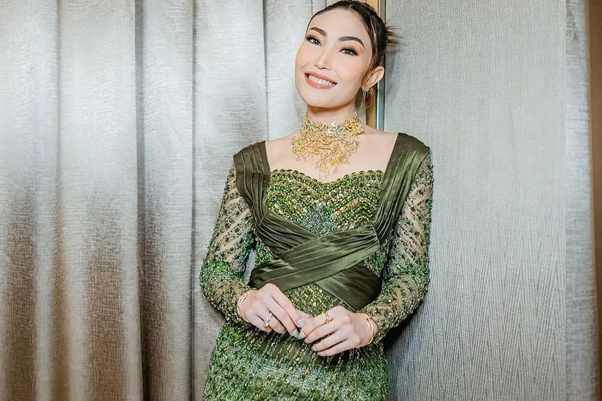 Ayu dewi kenakan kebaya hijau