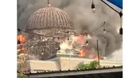 Kubah Masjid Islamic Center Jakarta Utara Kebakaran yang diabadikan oleh warganet di Twitter. (Sumber: Twitter/yulied)