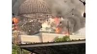 Kubah Masjid Islamic Center Jakarta Utara Kebakaran yang diabadikan oleh warganet di Twitter. (Sumber: Twitter/yulied)