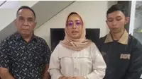 Ketua DPRD Kota Ambon Elly Toisuta akhirnya buka suara soal kasus penganiayaan seorang pelajar hingga tewas, yang menyeret nama anaknya, Abdi Toisuta (AT). (Liputan6.com/ Dok Ist)