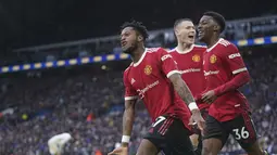 Gelandang Manchester United, Fred (kiri) berselebrasi setelah mencetak gol ke gawang Leeds United pada pertandingan lanjutan Liga Inggris di Stadion Elland Road di Leeds, Inggris, Minggu (20/2/2022). MU menang atas Leeds United 4-2. (AP Photo/Jon Super)