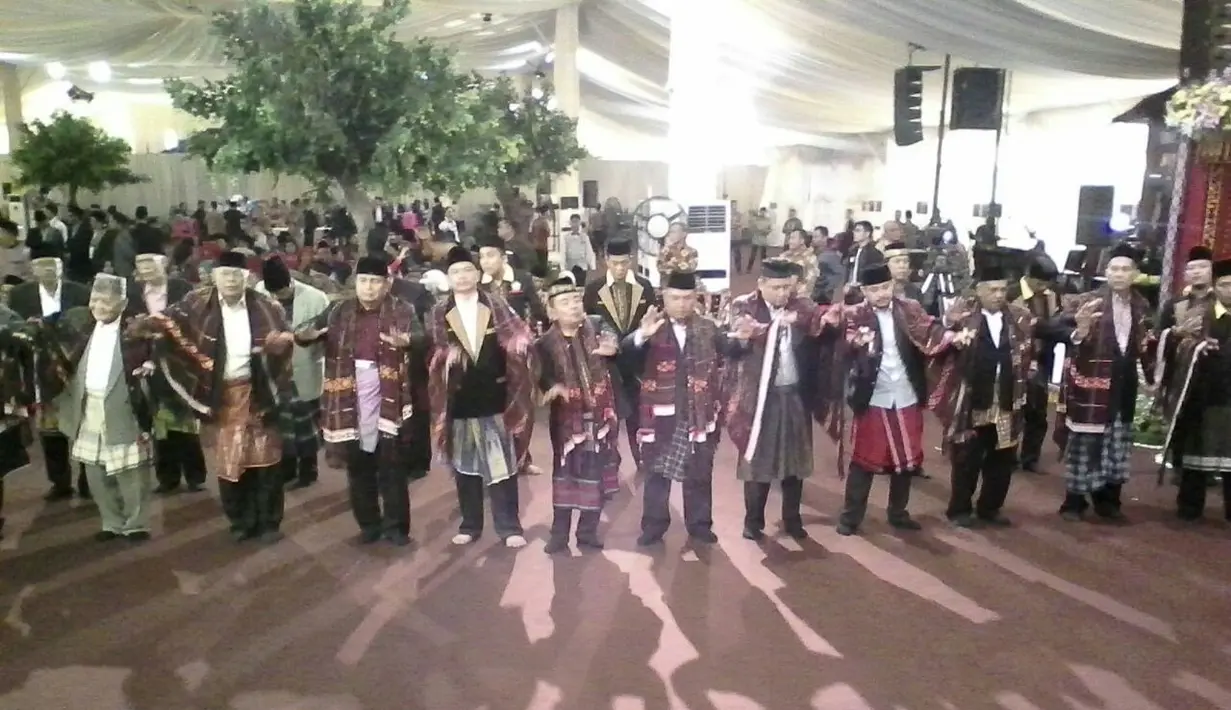 Jumat, 24 November 2017, sejak pagi hari sudah dimulai acara adat diawali dengan penyembelihan 20 ekor Kerbau yang dikoordinir oleh bapak uda Bobby, Erwan Nasution, dan juga rangkaian menari  Tor Tor. (Istimewa)