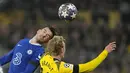 <p>Bek Chelsea, Ben Chilwell berebut bola dengan pemain Borussia Dortmund, Julian Brandt selama pertandingan leg pertama babak 16 besar Liga Champions di Signal Iduna Park, Jeramn, Kamis (16/2/2023). Dortmund menang atas Chelsea dengan skor tipis 1-0. (AP Photo/Martin Meissner)</p>