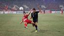 <p>Pemain Timnas Indonesia Witan Sulaeman (kanan) berebut bola dengan pemain Timnas Vietnam Nguyen Van Quyet pada pertandingan leg kedua babak semifinal Piala AFF 2022 di My Dinh Stadium, Vietnam, Senin (9/1/2023). Indonesia kalah 0-2 dari Vietnam. (Dok. PSSI)</p>
