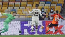 Striker Shakhtar Donetsk, Junior Moraes (kanan) mencetak gol penyeimbang 1-1 ke gawang AS Roma dalam laga leg kedua babak 16 besar Liga Europa 2020/2021 di Olimpiyskiy Stadium, Kiev, Kamis (18/3/2021). Shakhtar kalah 1-2 dari AS Roma. (AP/Efrem Lukatsky)