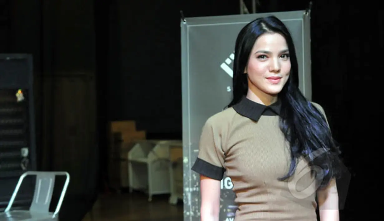 Aktris cantik Alice Norin saat berpose di sela peluncuran 'Sinden Apps' di Foundry 8, SCBD, Sudirman, Jakarta, Jumat (6/2/2015). (Liputan6.com/Panji Diksana)