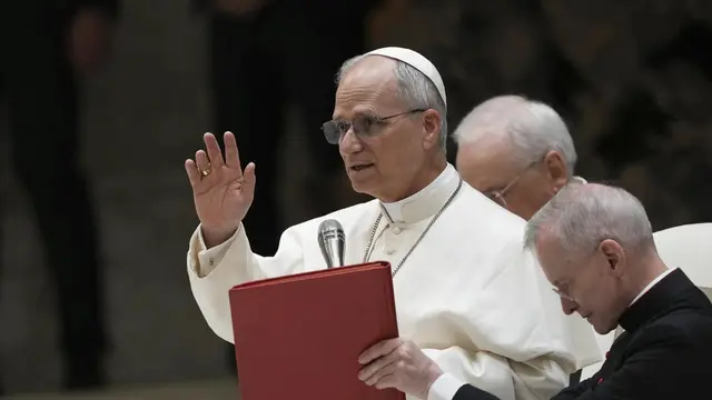 Paus Leo XIV bertemu dengan jurnalis media internasional pertama kalinya di Paul VI Hall Vatikan, Senin (12/5/2025). (AFP/Domenico Stinellis)