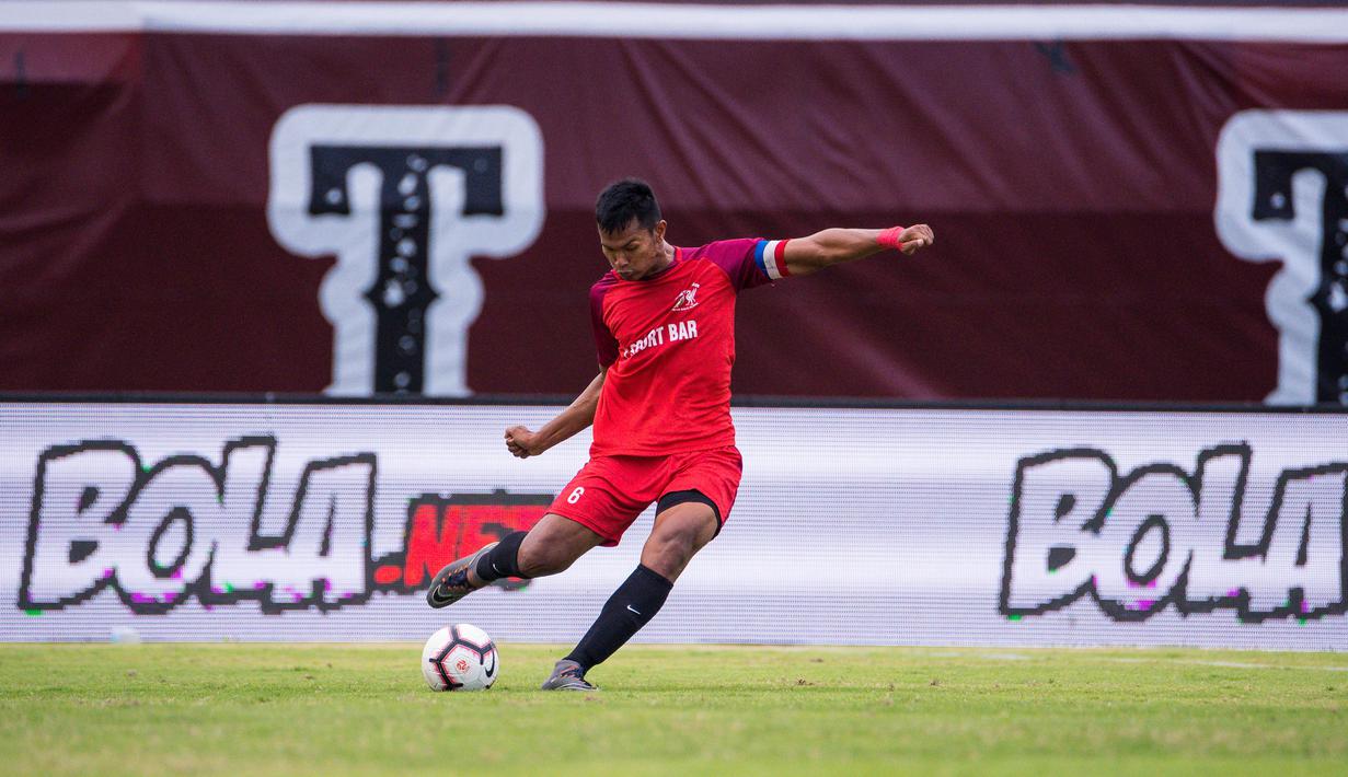 Pemain Jambe FC melepaskan tendangan saat melawan Kupang FC pada laga Liga AYO Bali 2019, di Stadion I Wayan Dipta, Gianyar, Bali, Minggu (30/6). Jambe FC menang 3-2 atas Kupang FC. (Dokumentasi Official)