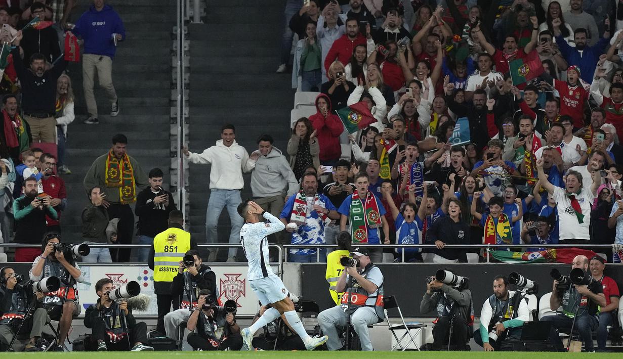 Pemain Portugal, Cristiano Ronaldo melakukan selebrasi setelah mencetak gol ke-900 dalam kariernya sebagai pesepak bola pada laga Kualifikasi Piala Dunia 2026 melawan Kroasia di Luz Stadium, Lisbon, Portugal, Jumat (06/09/2024) dini hari WIB. (AP Photo/Armando Franca)