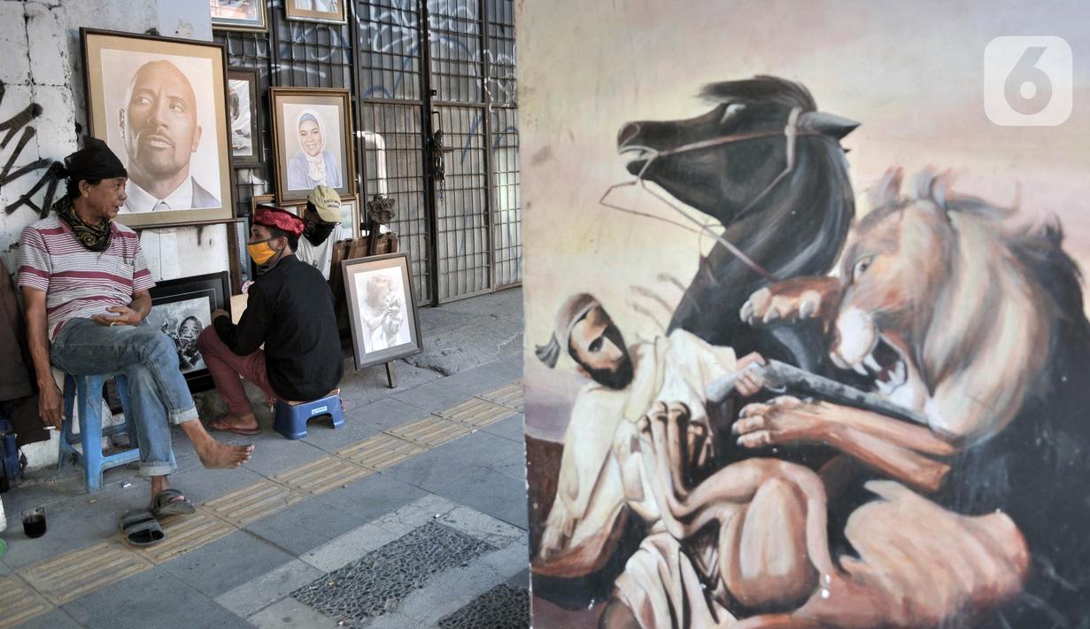 Seniman lukis menyelesaikan karyanya di pinggir Jalan Pintu Besar Selatan, Pinangsia, Jakarta, Selasa (2/6/2020). Pandemi virus corona COVID-19 ditambah adanya PSBB mengakibatkan penghasilan para pelukis di kawasan Kota Tua tersebut turun hingga 80 persen. (merdeka.com/Iqbal S. Nugroho)