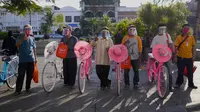 Pembagian masker dan face shield gratis di kawasan Kota Tua, Jakarta. (dok. Sasa)