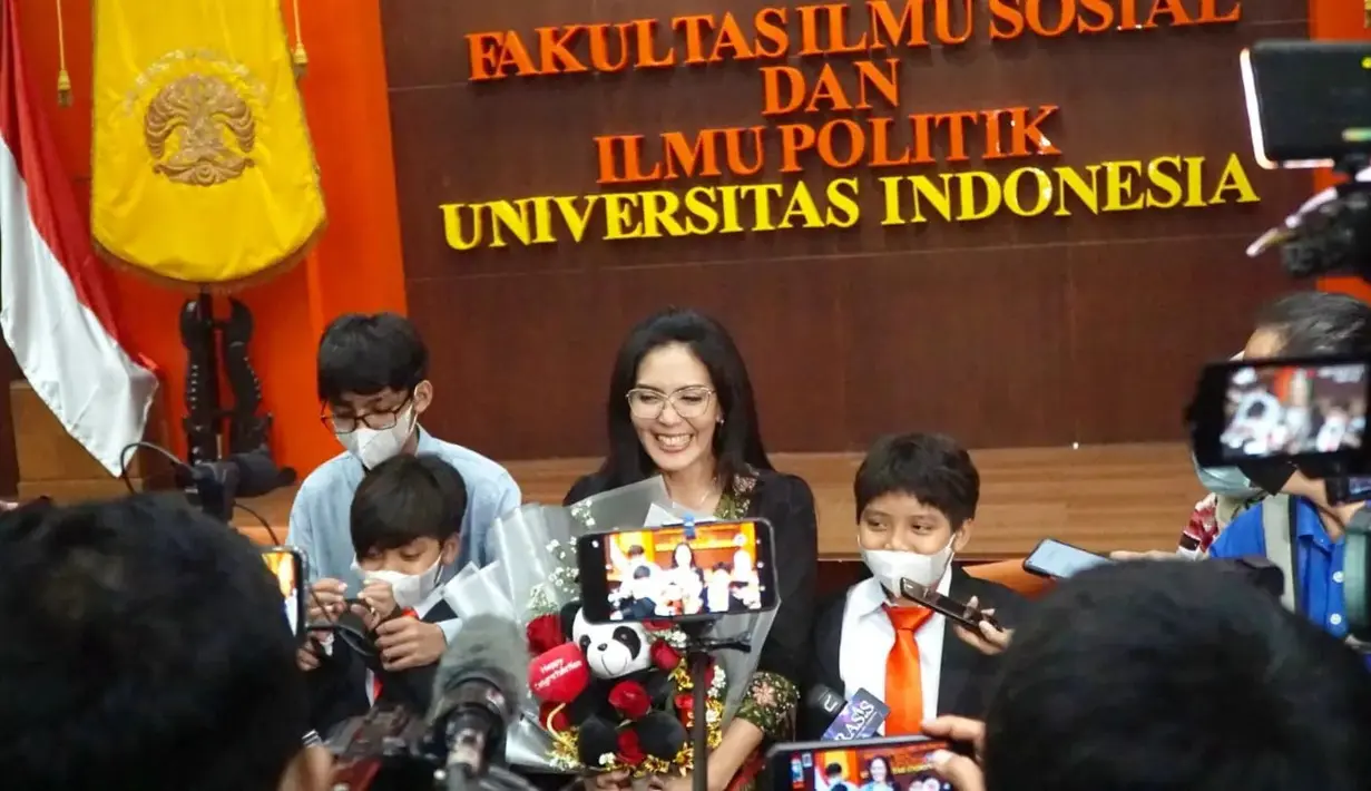 Setelah cerai dengan Donny tahun 2015 silam, Rieke hingga kini belum menikah lagi. Rieke juga tergolong jarang membagikan potret bersama sang buah hati. [Instagram/riekediahp]