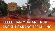 Sebuah truk angkutan terguling di jalan sempit mengundang perhatian.
