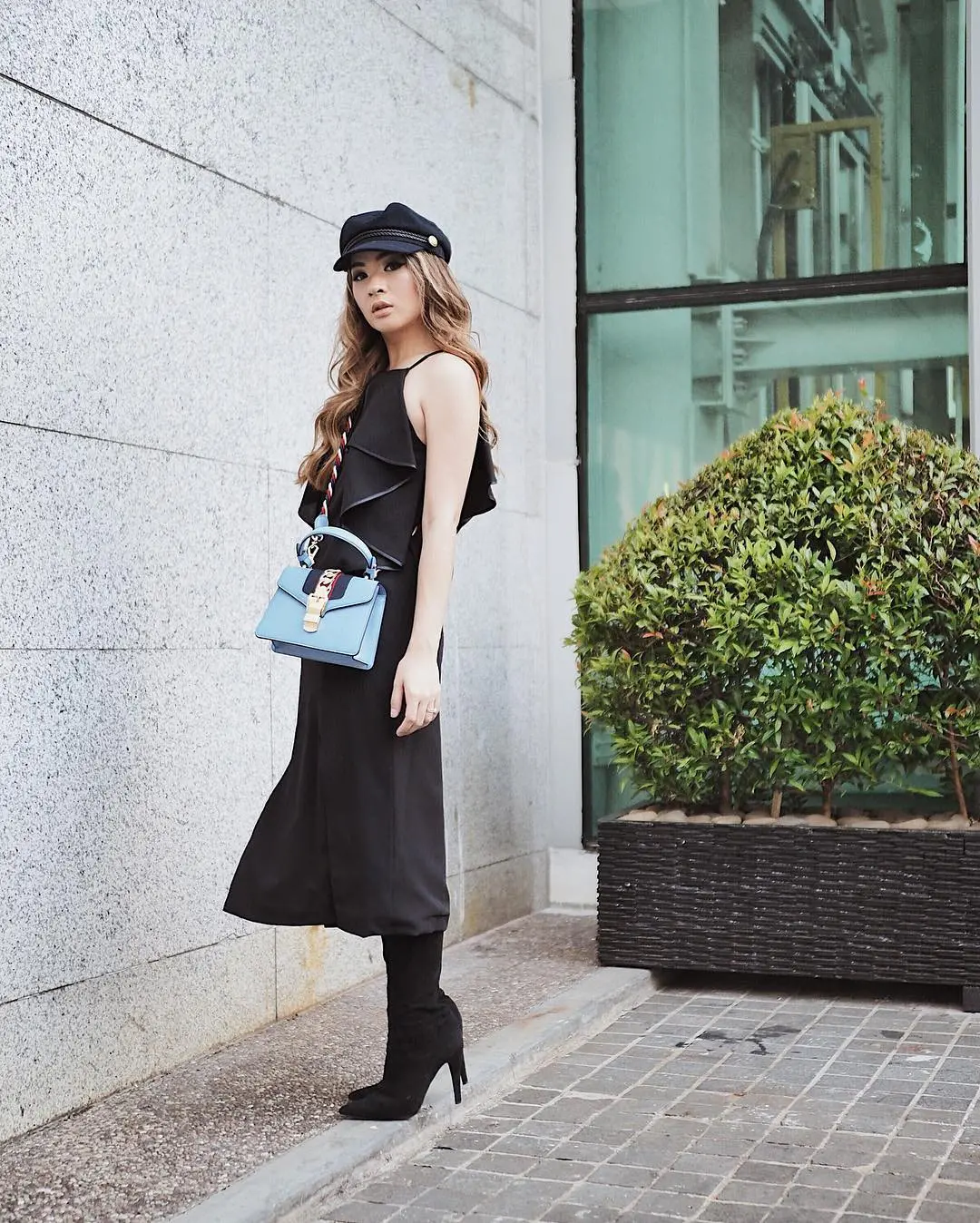 Padu padan outfit hitam ala fashion influencer supaya nggak membosankan. (Sumber foto: anazsiantar/instagram)