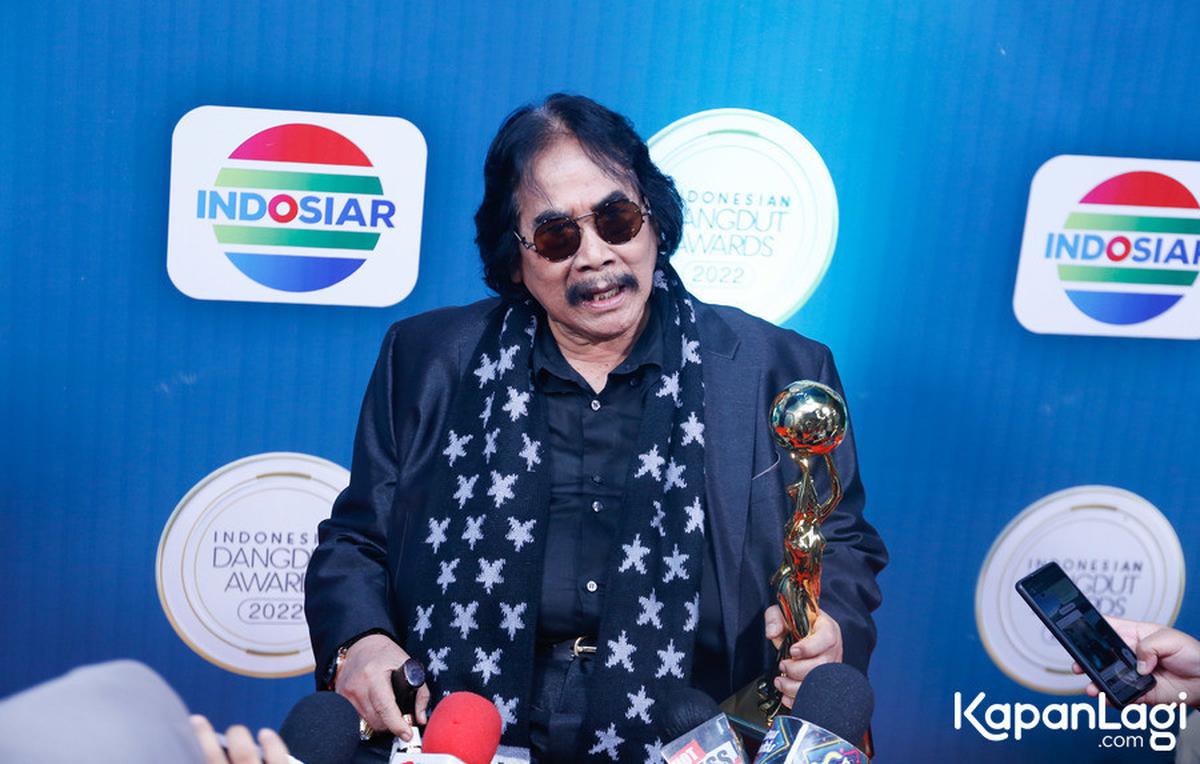 9 Potret Jaja Miharja Tetap Terima Job Manggung, Masih Mau Nyanyi Meski Pakai Tongkat