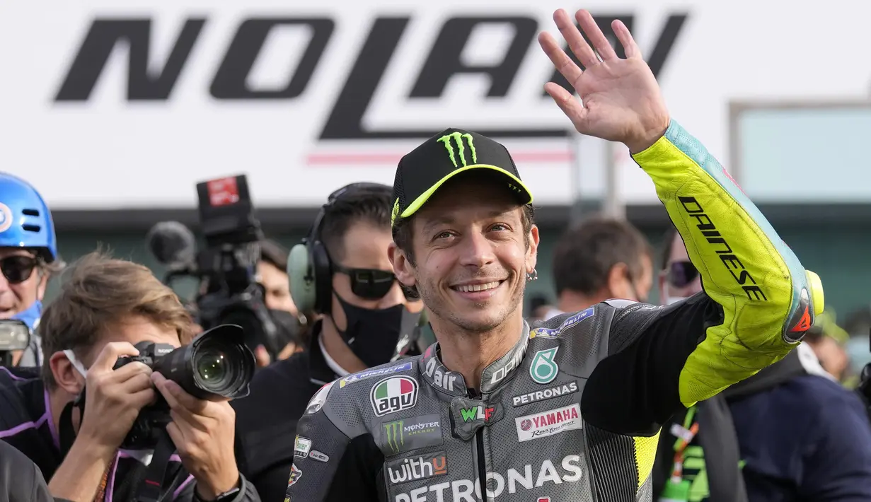 Usai melakukan perpisahan dengan pendukungnya di tribune, Rossi kemudian menjalani upacara perpisahan yang sudah disiapkan pihak Sirkuit Misano usai MotoGP Emilia Romagna. (AP Photo/Antonio Calanni)