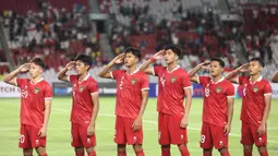 Para pemain starting XI Timnas Indonesia U-20 berbaris sembari memberi hormat saat menyanyikan lagu kebangsaan Indonesia Raya sebelum dimulainya laga uji coba internasional menghadapi Thailand U-20 di Stadion Utama Gelora Bung Karno (SUGBK), Senayan, Jakarta, Jumat (26/1/2024) malam WIB. (Bola.com/M Iqbal Ichsan)
&nbsp;