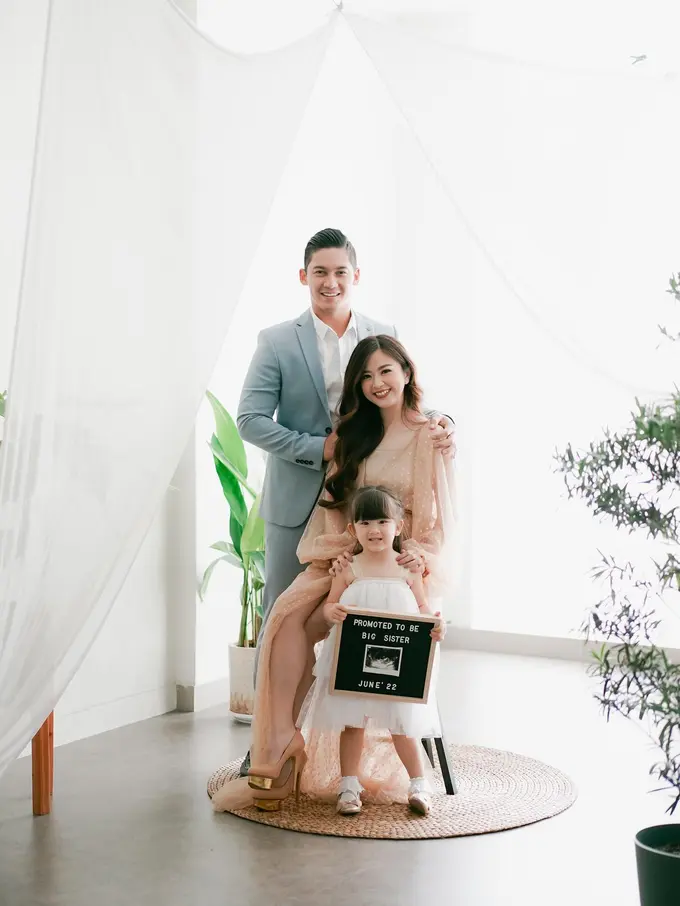 Umumkan Hamil Anak Kedua, Ini 7 Pemotretan Franda dan Samuel Zylgwyn Bersama Buah Hati