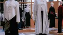 Koleksi ini membawa gaya kontemporer dari siluet beskap, kebaya, sikepan, hingga surjan untuk bisa dipakai sehari-hari [@therealdisastr]