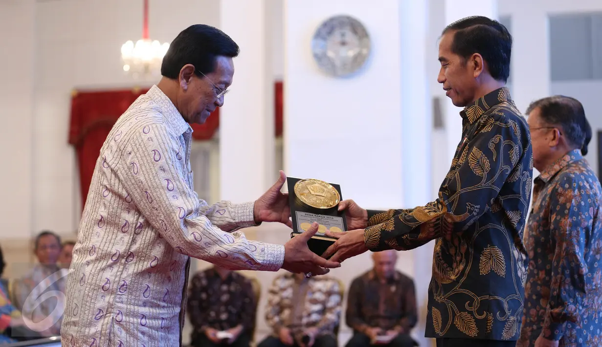 Presiden Jokowi memberikan Anugerah Dana RAKCA 2016 kepada Gubernur DI Yogyakarta Sri Sultan HB X di Istana Negara, Jakarta, Rabu (7/12). Penghargaan RAKCA 2016 diberikan Kemenkeu RI bagi daerah berkinerja baik. (Liputan6.com/Faizal Fanani)