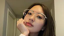 Sudah tampil menawan meski baru bangun tidur, paras Valerie Pola memang kerap mencuri perhatian. Apalagi kalau sudah tampil dengan makeup dan berbagai aksesori. Gayanya yang memakai kacamata ini pun dipuji para netizen semakin membuatnya terlihat manis. (Liputan6.com/IG/@valeriepola)