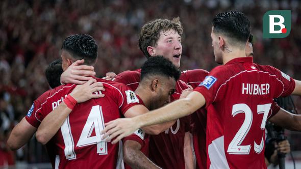 Timnas Indonesia merayakan gol yang dicetak Ole Romeny ke gawang China dalam laga Kualifikasi Piala Dunia 2026 zona Asia di Stadion Utama Gelora Bung Karno (SUGBK) Senayan, Jakarta, Kamis (5/6/2025). (Bola.com/Bagaskara Lazuardi)