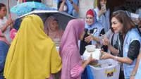 Laskar Prabowo 08 DKI Jakarta sedang memberikan ribuan paket makanan 4 sehat 5 sempurna. (Ist).
