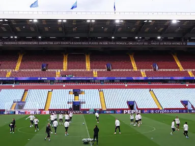 Para pemain Paris Saint-Germain (PSG) saat mengikuti sesi latihan tim di Villa Park, Birmingham, Inggris, pada 14 April 2025. (FRANCK FIFE/AFP)