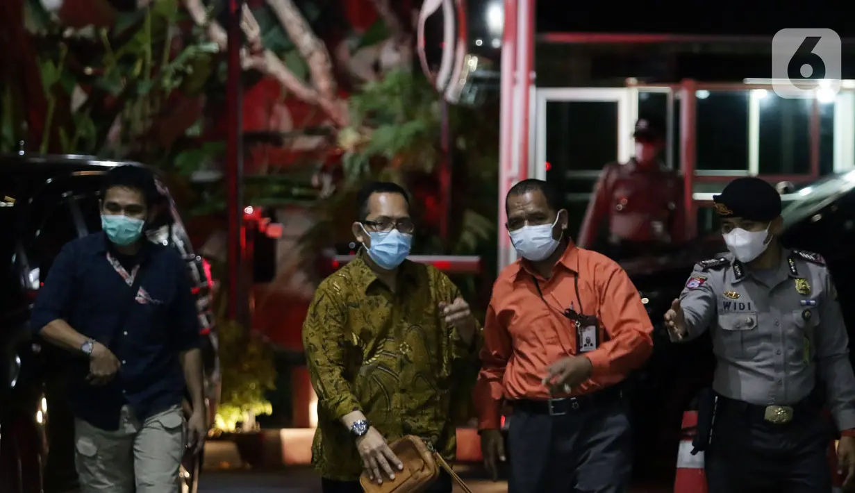 Hakim Pengadilan Negeri Surabaya, Itong Isnaeni Hidayat (kedua kiri) tiba di gedung KPK, Jakarta, Kamis (20/1/2022). Komisi Pemberantasan Korupsi menangkap hakim Pengadilan Negeri Surabaya, Itong Isnaeni Hidayat dalam operasi tangkap tangan (OTT) Kamis (20/1) pagi. (Liputan6.com/Helmi Fithriansyah)