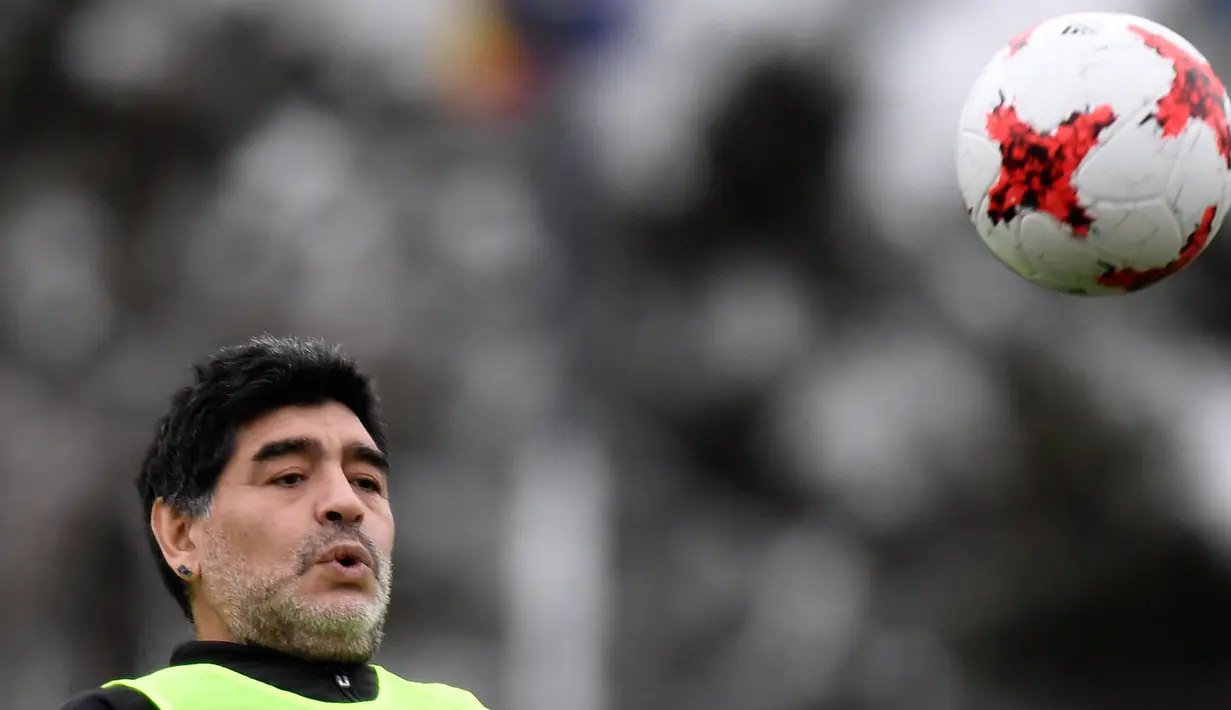 Legenda sepakbola dunia asal Argentina, Diego Armando Maradona kembali merumput di Zurich, dalam rangka turnamen FIFA Legends, Swiss, Senin (9/1). (AP Photo/ Walter Bieri)
