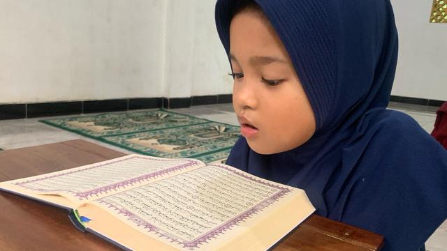 Ilustrasi Membaca Al-Qur'an