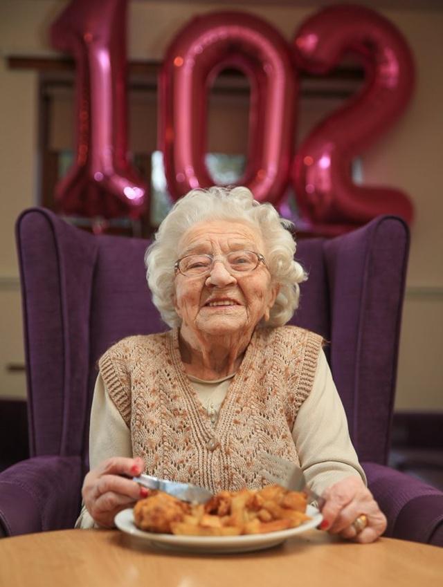 Nenek Dora usia 102 tahun | Photo: Copyright metro.co.uk 