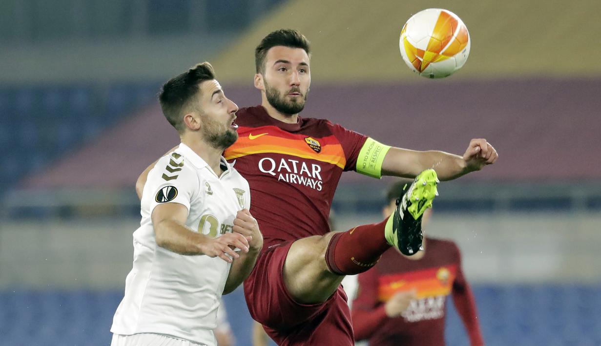 Gelandang AS Roma, Bryan Cristante (kanan) menguasai bola dibayangi striker SC Braga, Andraz Sporar dalam laga leg kedua babak 32 Besar Liga Europa 2020/21 di Olimpico Stadium, Kamis (25/2/2021). AS Roma menang 3-1 atas SC Braga dan lolos ke babak 16 Besar. (AP/Andrew Medichini)