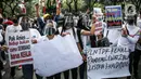Massa yang tergabung dalam Aliansi Karyawan Hiburan dan Pengusaha Hiburan menggeruduk Balai Kota DKI Jakarta, Selasa (21/7/2020). Kedatangan mereka meminta Gubernur Anies Baswedan untuk membuka kembali tempat hiburan malam yang hingga kini ditutup akibat COVID-19. (Liputan6.com/Faizal Fanani)