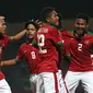 Para pemain Timnas Indonesia U-16 merayakan gol yang dicetak ke gawang Filipina dalam pertandingan Grup A Piala AFF U-16 2018 di Stadion Gelora Delta, Sidoarjo, Minggu (29/7/2018). (Bola.com/Aditya Wany)