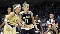 Petenis Kanada, Eugenie Bouchard (emas), tampil apik saat bermain basket dalam ajang All Star Celebrity Game 2016 di Ricoh Collesium, Kanada, Toronto, Sabtu (13/2/2016).  (Reuters via USA Today/Peter Llewellyn)