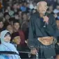 Mbah Zaenuri dan Putrinya yang Menderita Lumpuh hadir di Pengajian Gus Iqdam (Tangkap Layar YouTube NgajiID / Khazim Mahrur)