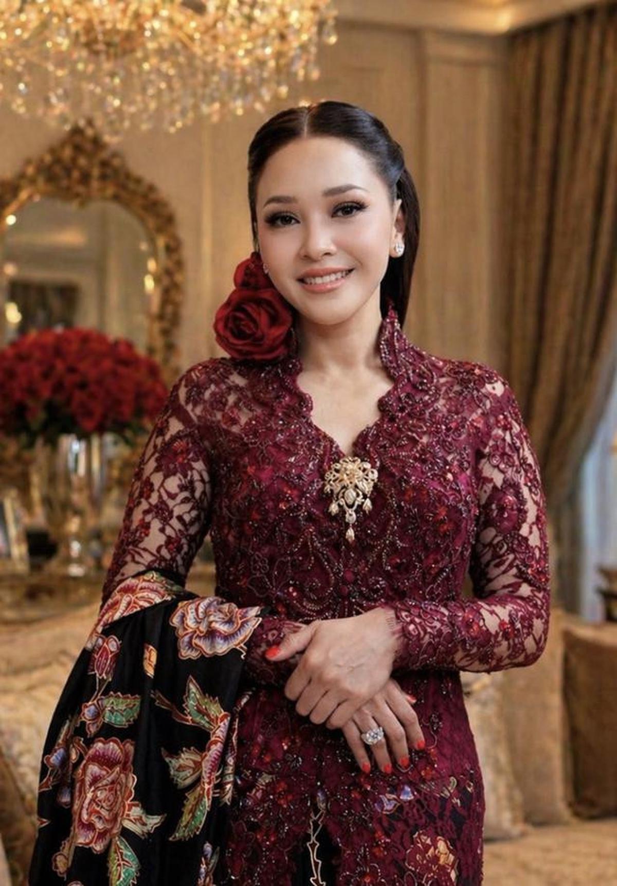 Potret Detail Kebaya Merah Maia Estianty saat Hari Kartini, Pancarkan Pesona Elegan